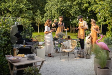 Arka bahçede içki içen genç arkadaşlar