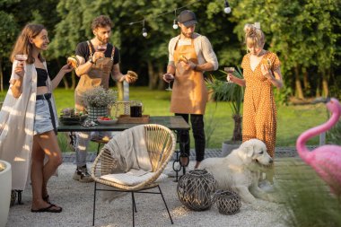 Arka bahçede içki içen genç arkadaşlar