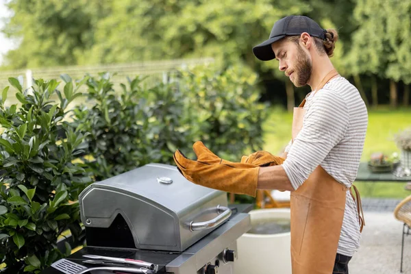 Knappe man bereiden voor het koken op grill — Stockfoto