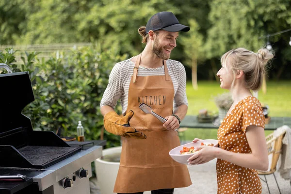 Paar grillen voedsel in de achtertuin — Stockfoto