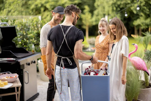 Przyjaciele z lodówką pełną alkoholu na imprezie na świeżym powietrzu — Zdjęcie stockowe