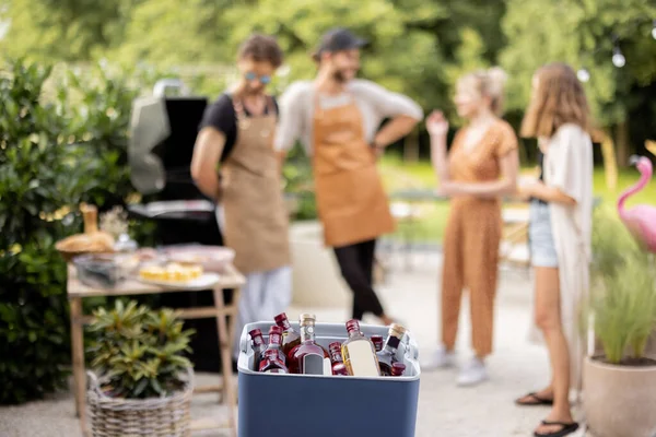 Vänner med alkohol på picknick — Stockfoto