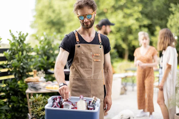 Przyjaciele z napojami alkoholowymi na pikniku — Zdjęcie stockowe