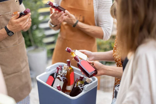 Vänner med kylskåp med alkohol på festen utomhus, närbild — Stockfoto