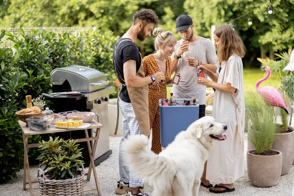 Vänner med kylskåp med alkohol på festen utomhus — Stockfoto