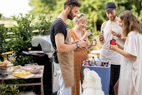 Amigos com geladeira cheia de álcool na festa ao ar livre — Fotografia de Stock