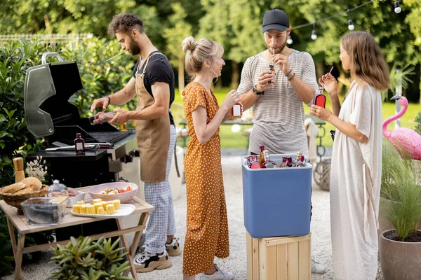 Przyjaciele z jedzeniem i alkoholem na podwórku na pikniku — Zdjęcie stockowe