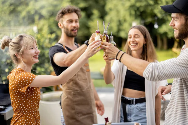 Przyjaciele z alkoholem na pikniku w ogrodzie — Zdjęcie stockowe