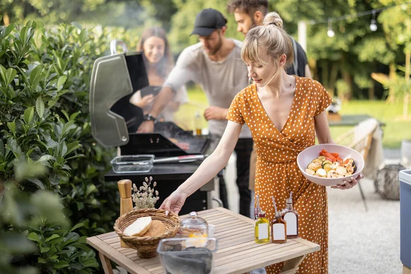 Happe przyjaciele gotowanie na grillu na podwórku — Zdjęcie stockowe