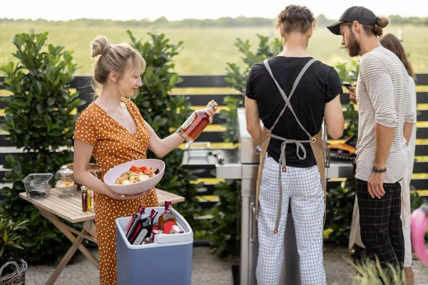 Amis avec de la nourriture et de l'alcool à l'arrière-cour sur un pique-nique — Photo