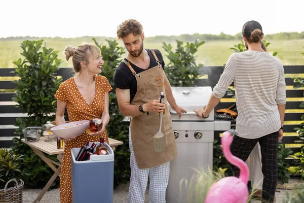 Vrienden met eten en alcohol in de achtertuin op een picknick — Stockfoto