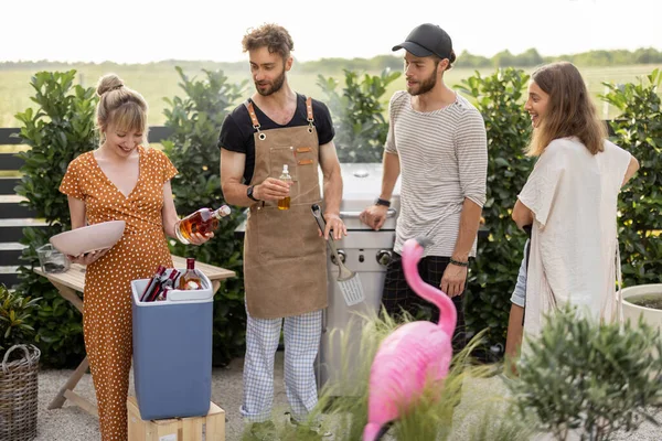 Vrienden met eten en alcohol in de achtertuin op een picknick — Stockfoto