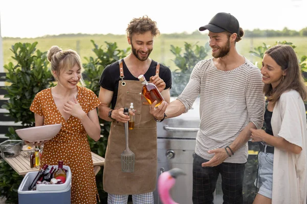 Vänner med mat och alkohol på bakgården på picknick — Stockfoto