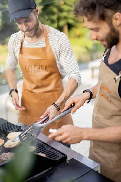 Two guys grilling at backyard — Stock Photo, Image