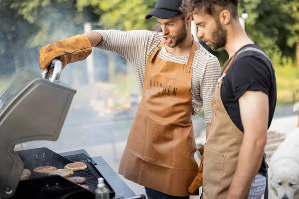 Two guys grilling at backyard — Stock Photo, Image