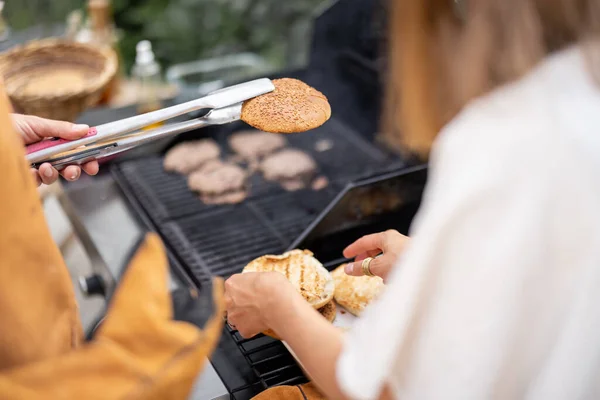 Grelhar hambúrgueres em uma grade ao ar livre — Fotografia de Stock