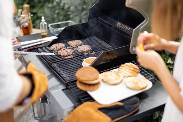 Grillowanie hamburgery na grillu na zewnątrz — Zdjęcie stockowe