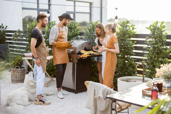 A fiatalok grillezik az ételt a kertben — Stock Fotó