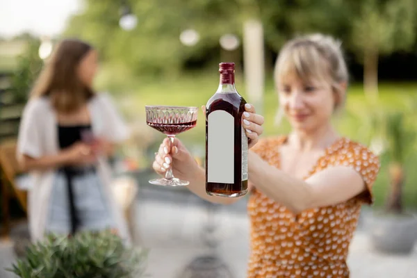 屋外のピクニックでアルコールを持つ女性 — ストック写真