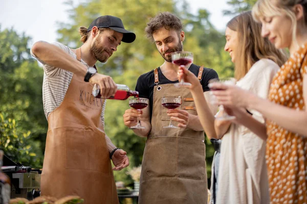 Vänner häller alkohol på picknick — Stockfoto