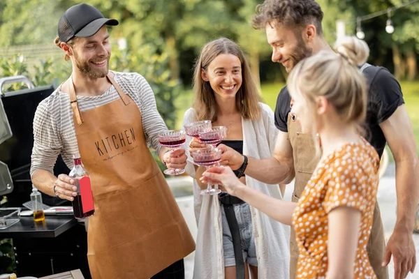 Przyjaciele świętujący z alkoholem na świeżym powietrzu — Zdjęcie stockowe