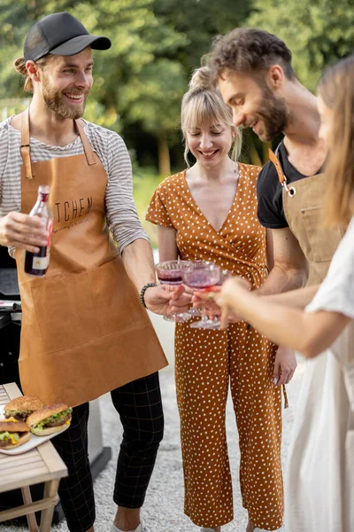 Amigos celebrando con bebidas alcohólicas al aire libre — Foto de Stock