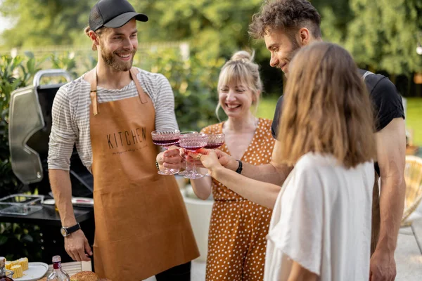 Amigos celebrando con bebidas alcohólicas al aire libre — Foto de Stock