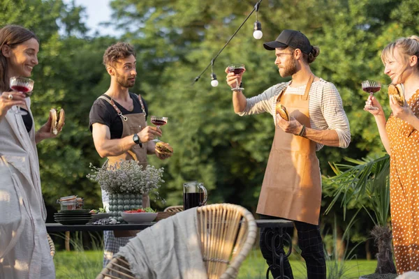 Jeunes amis avec des boissons dans la cour — Photo