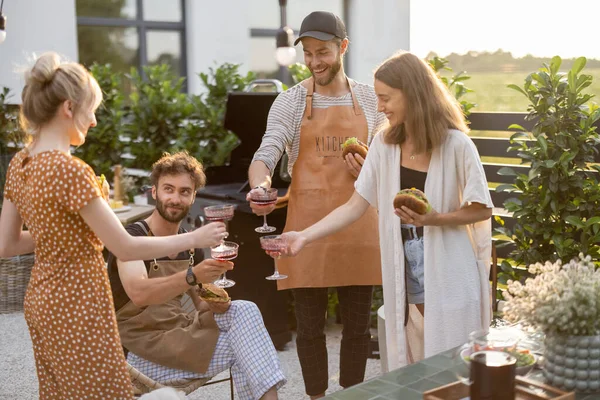 Vänner som firar med alkoholdrycker utomhus — Stockfoto