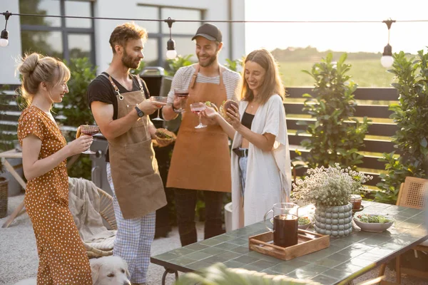 Vrienden feesten buiten met alcoholische dranken — Stockfoto