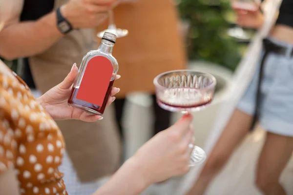 Pessoas comemorando com álcool ao ar livre — Fotografia de Stock