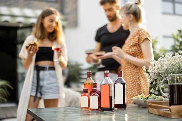 Ungdomar firar med alkohol på bakgården — Stockfoto