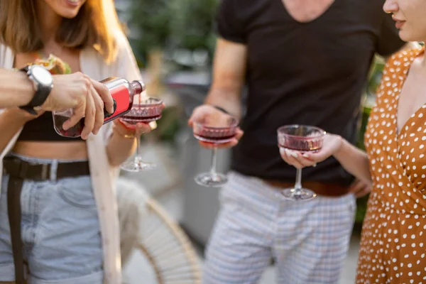 Vänner som firar med alkoholdrycker utomhus — Stockfoto