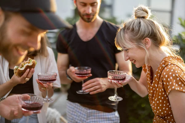 Amigos celebrando con bebidas alcohólicas al aire libre —  Fotos de Stock