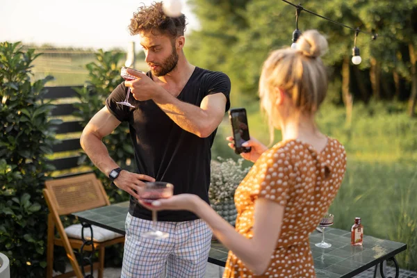 Par med vin på bakgården — Stockfoto