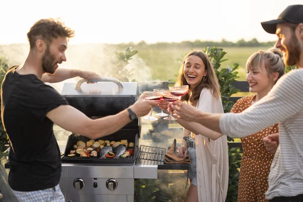 Vänner som har kul på picknick utomhus — Stockfoto