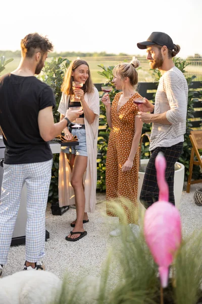 Vänner som har kul på picknick utomhus — Stockfoto