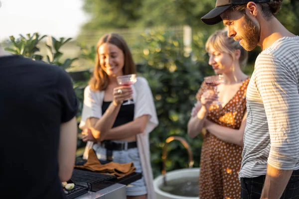 Vänner som har kul på picknick utomhus — Stockfoto