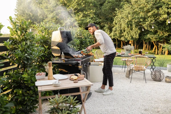 Man koken op een grill buiten — Stockfoto