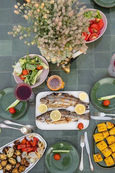 Izgara sebzeli ve balıklı bir masa. — Stok fotoğraf