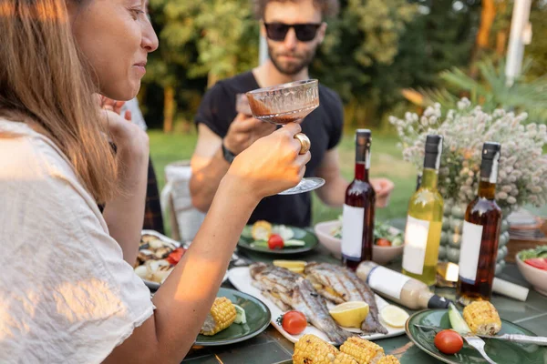 Vänner som dricker alkohol på lunch utomhus — Stockfoto