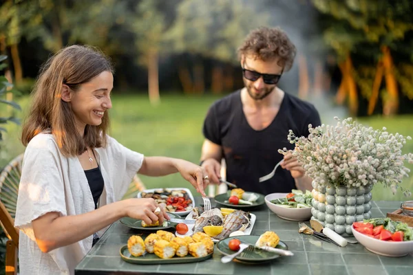 健康的な食べ物を屋外で昼食をとるカップル — ストック写真