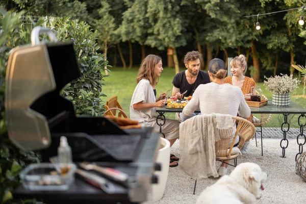 Vänner äter lunch på bakgården — Stockfoto