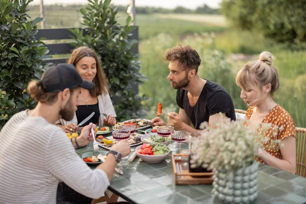 Vänner äter lunch på bakgården — Stockfoto