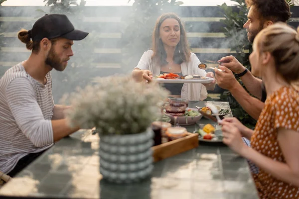 Amigos comiendo en el patio trasero —  Fotos de Stock