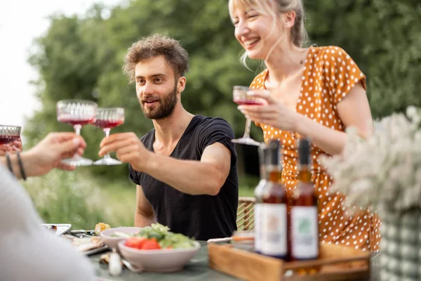 Vänner som dricker alkohol på festlig middag utomhus — Stockfoto