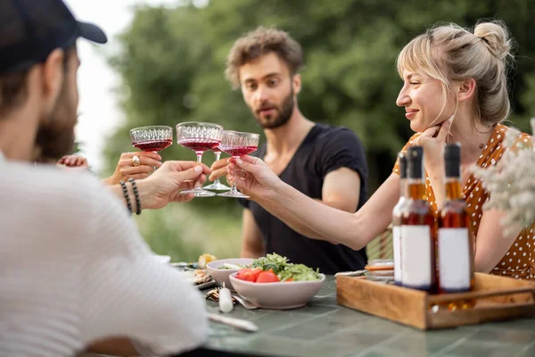 お祝いのディナーでお酒を飲む友人屋外 — ストック写真