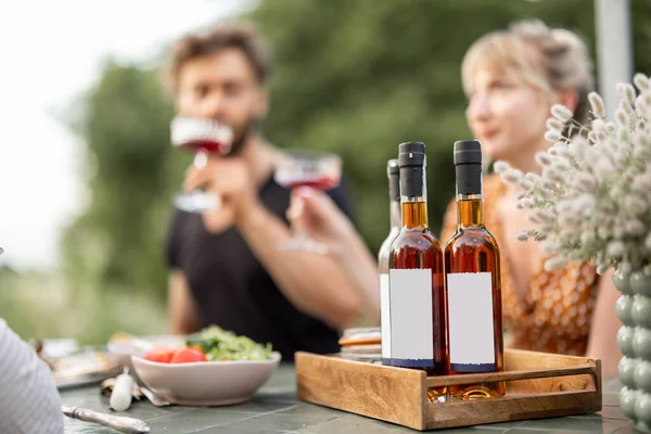 Amigos bebendo álcool no jantar festivo ao ar livre — Fotografia de Stock