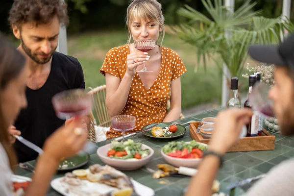 Vackra par ha kul på lunch utomhus — Stockfoto