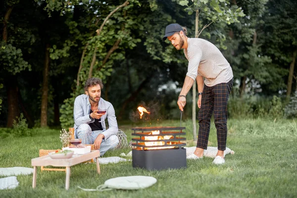 Jongens picknicken bij het bos. — Stockfoto